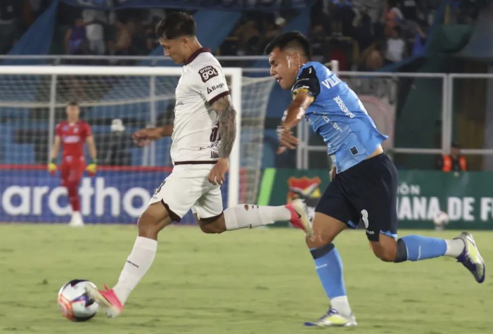 Bolívar (de blanco) y Blooming se enfrentaron el jueves por la Copa Bolivia. Foto: APG.