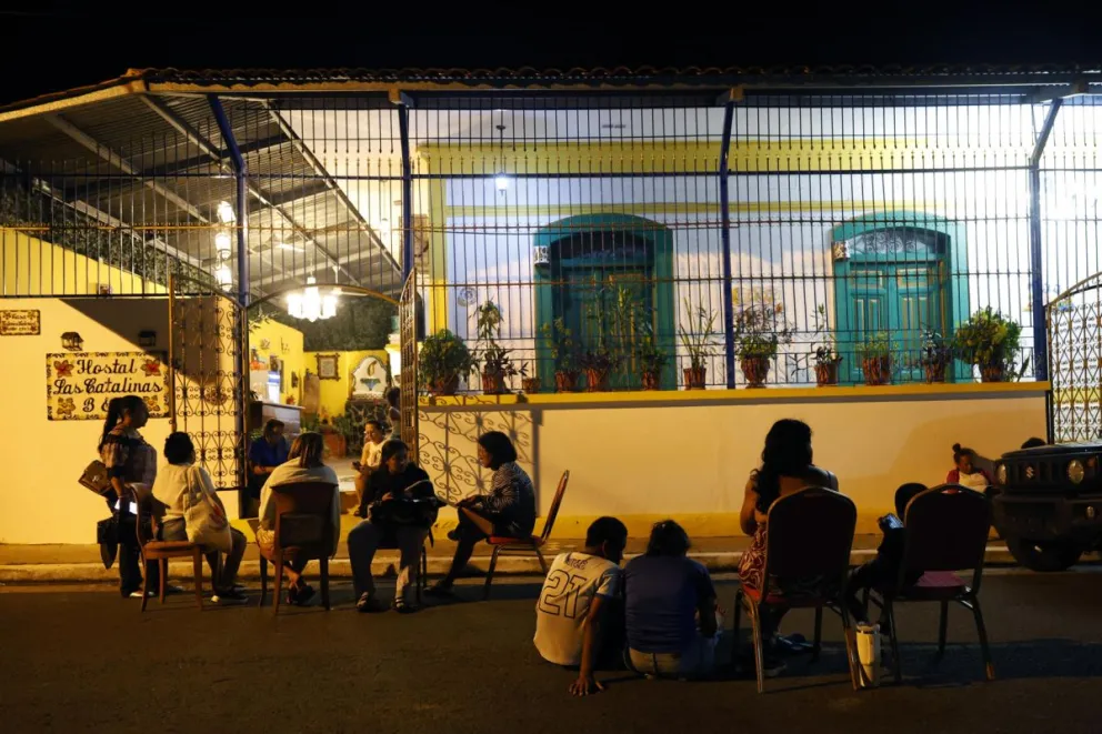 Personas esperan afuera de un hotel, a causa de las múltiples replicas, luego del terremoto de magnitud 7,7 que sacudió el sureste de Panamá, este sábado en Penonomé (Panamá). EFE/ Bienvenido Velasco