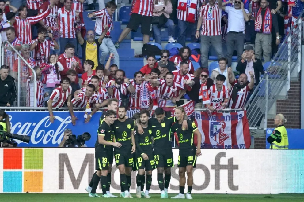 Futbolistas del Atlético de Madrid celebran con su afición. Foto: EFE.
