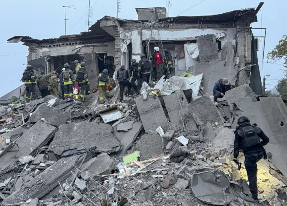 Al menos 17 personas, entre ellas tres niños, han muerto y 18 resultaron heridas en un ataque ruso con bombas guiadas a la ciudad ucraniana de Zaporiya, informó el Servicio Estatal de Emergencias ucraniano. EFE