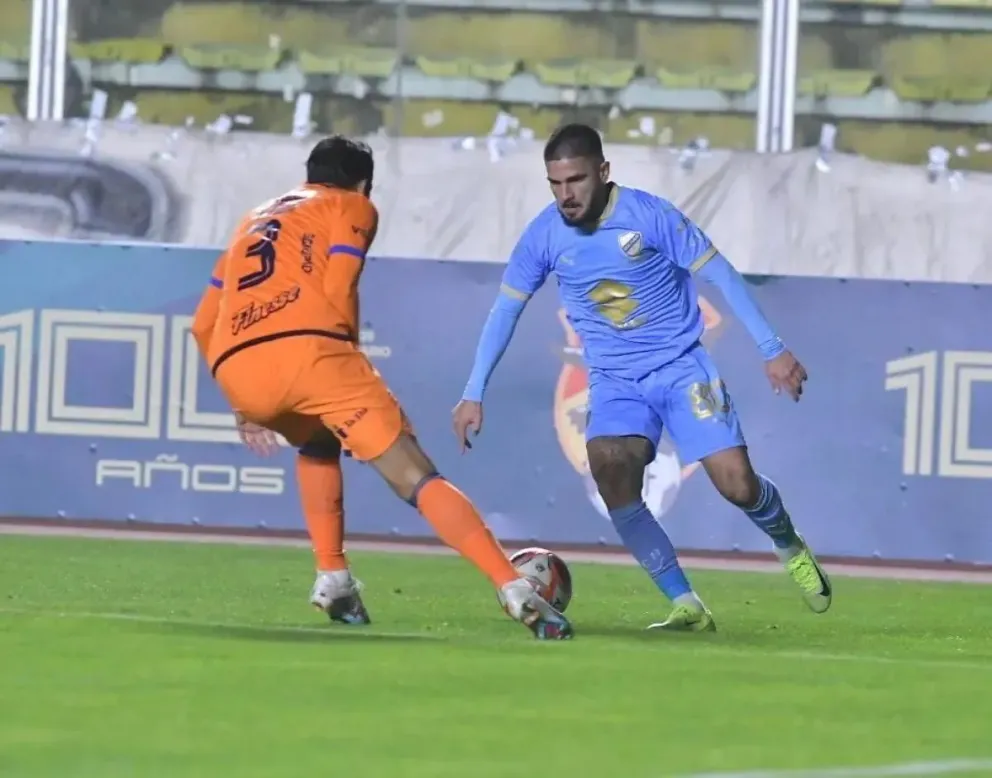 Uno de los partidos que jugó Bolívar contra Blooming en La Paz. Foto: APG.