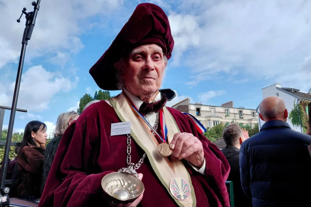 69 cofradías participan este sábado en el gran desfile de la 93 Fiesta de la Vendimia de Montmartre, una celebración popular que reúne cada otoño a cientos de vecinos y visitantes en torno a la tradición vitivinícola. EFE