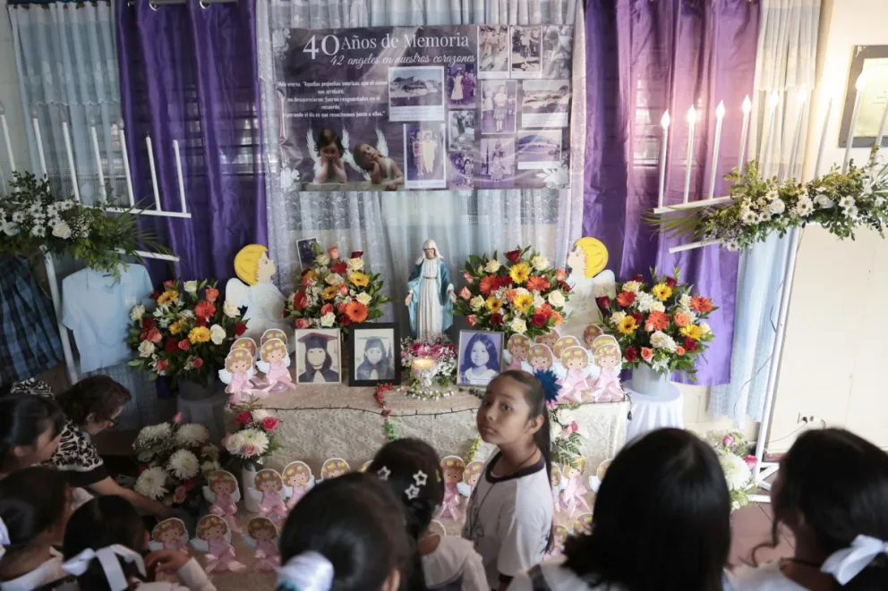 Estudiantes del Centro Escolar Católico Santa Catalina participan este viernes en un homenaje conmemorativo a las estudiantes fallecidas en el terremoto del 10 de octubre de 1986, en San Salvador (El Salvador). EFE/ Rodrigo Sura