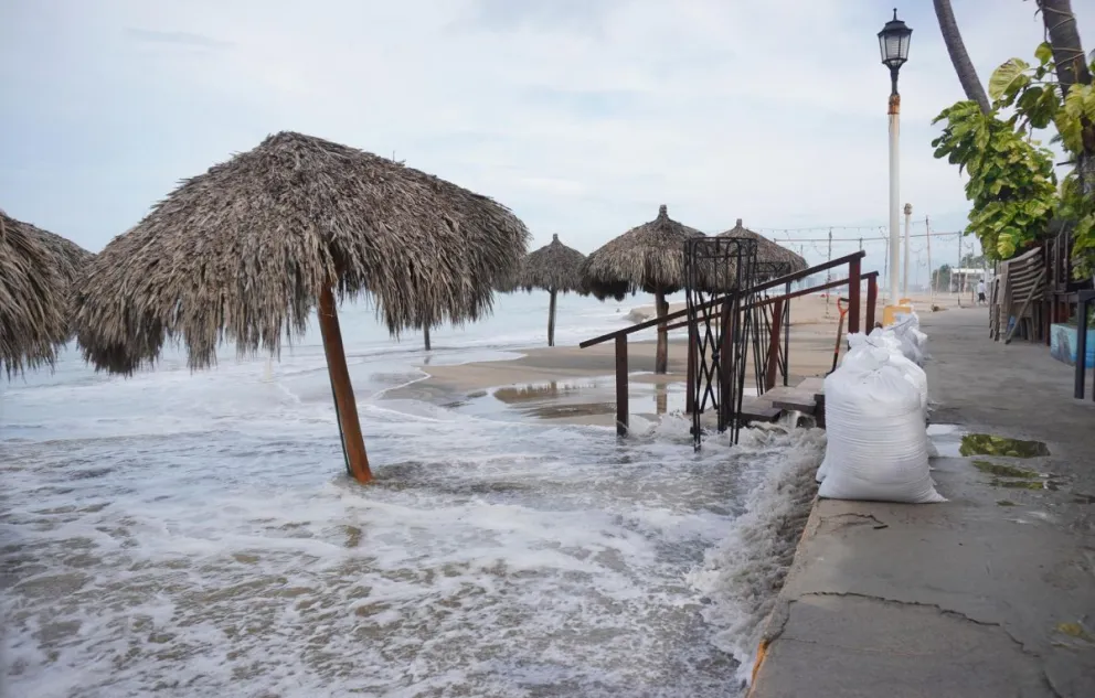 Fotografía que muestra el oleaje en una playa este sábado de Puerto Vallarta en Jalisco (México). EFE/Arturo Montero
