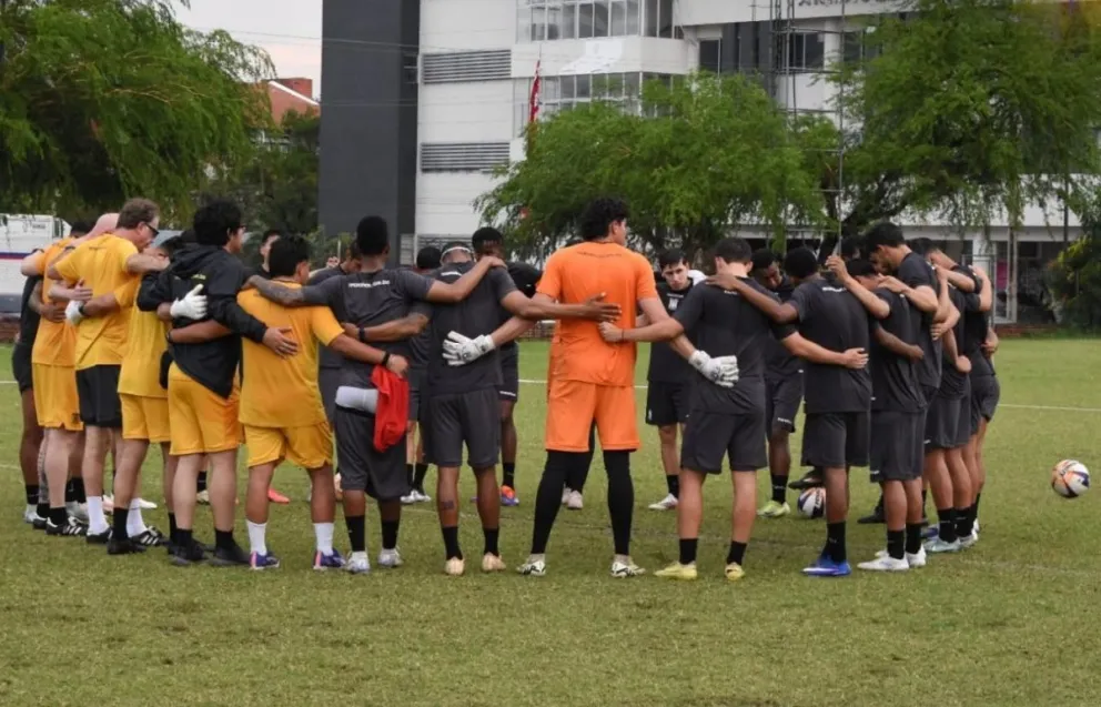 El plantel atigrado previo a su entrenamiento. Foto: Club The Strongest.