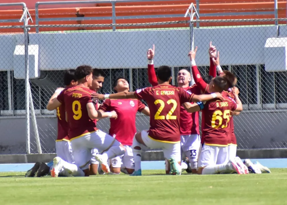 Jugadores del cuadro orureño festejan uno de sus tres tantos. Foto: Agencia Marka Registrada.