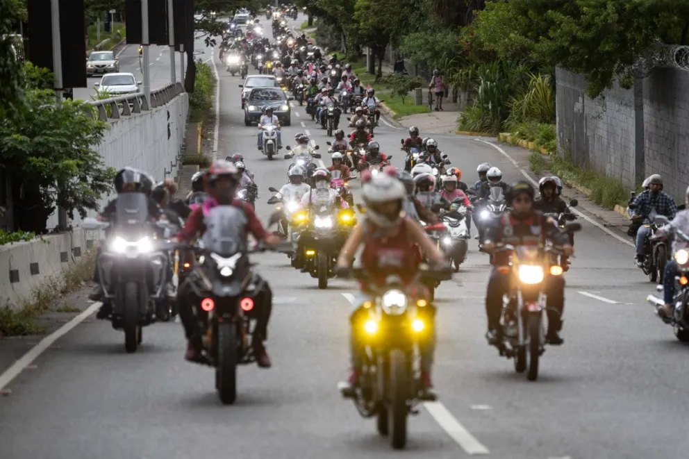 Personas participan en la caravana La Ruta de Lola este sábado, en Caracas (Venezuela). EFE