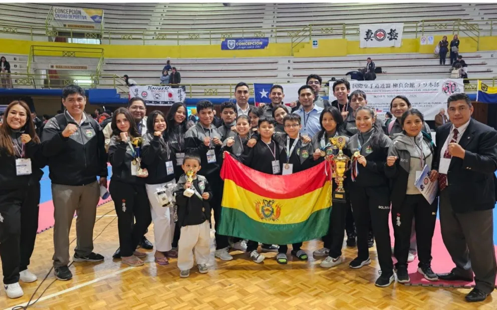 La comitiva nacional con sus medallas en Chile. Foto: Feboka.
