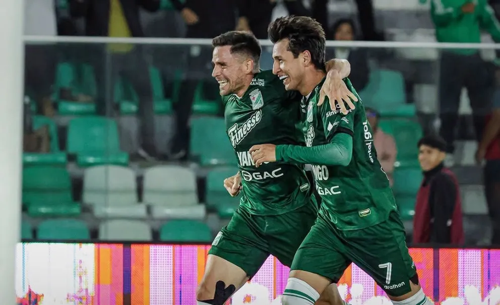 Vaca (izq.) festeja su gol con Flores. Foto: Club Oriente Petrolero.