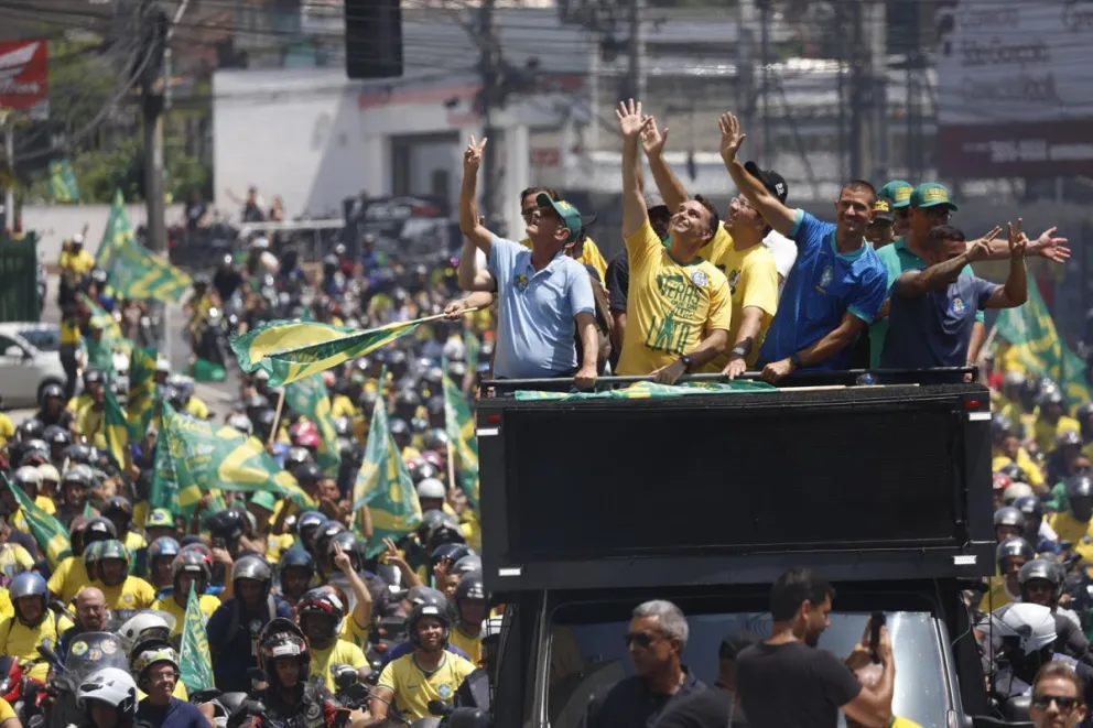 El candidato a la presidencia de Brasil, Flavio Bolsonaro, participa en un acto de campaña acompañado de sus seguidores este sábado en São Gonçalo (Brasil). EFE/ Antonio Lacerda