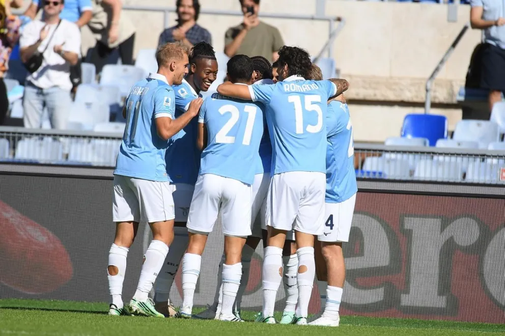 La celebración de los jugadores de la Lazio que ahora comparte la cima con el Inter. Foto: CL