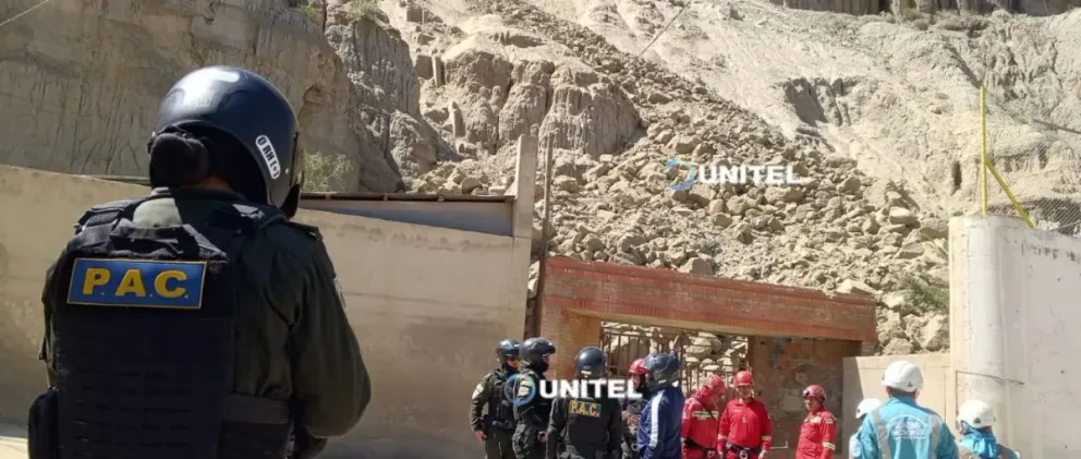 Personal de Bomberos se trasladó hasta el lugar y dispuso restricciones temporales para la circulación de vehículos y peatones. Foto: Unitel