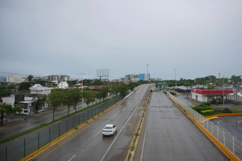 Fotografía de una avenida este domingo en Puerto Vallarta en Jalisco (México). EFE/Arturo Montero