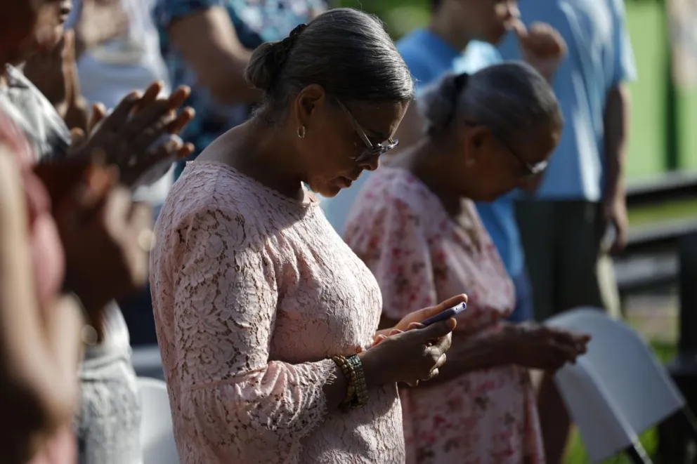 Personas asisten a una eucaristía este domingo afuera de la parroquia Nuestra Señora de La Candelaria en Tonosí (Panamá). Foto: EFE
