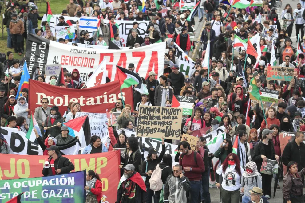 Fotografía de archivo del 7 de octubre de 2026 de personas participando en una manifestación en favor de Palestina en Bogotá (Colombia). EFE/ Carlos Ortega ARCHIVO
