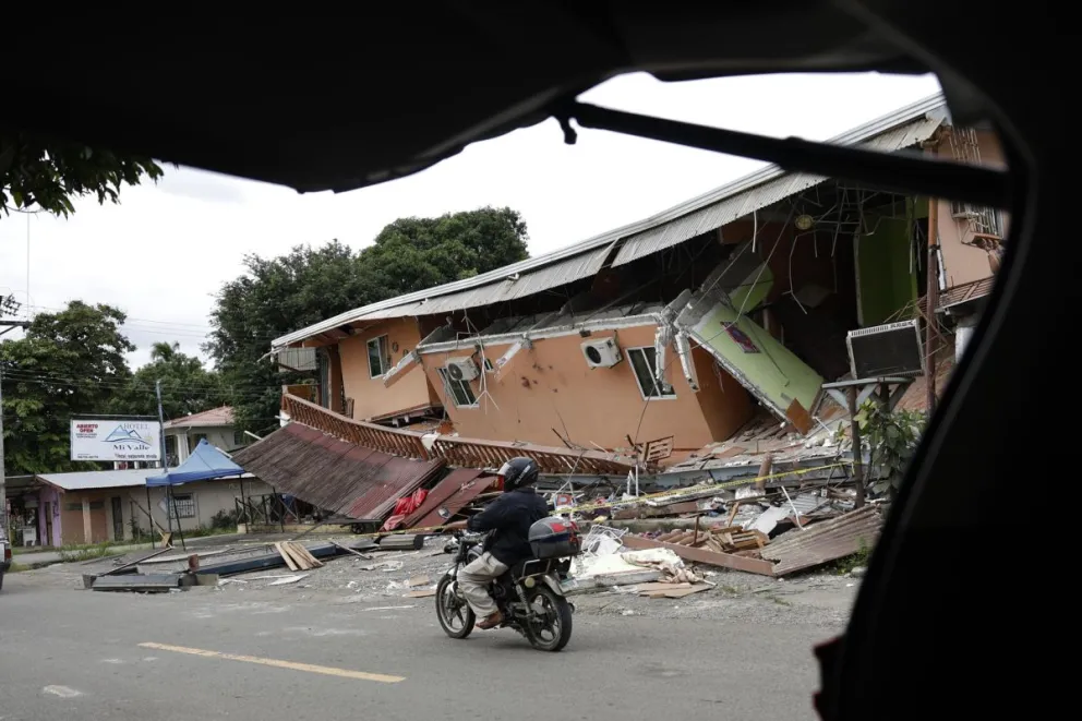 Fotografía que muestra este domingo los daños en casas ocasionados por el terremoto de magnitud 7,7 ocurrido el viernes en Tonosí (Panamá). EFE/ Bienvenido Velasco