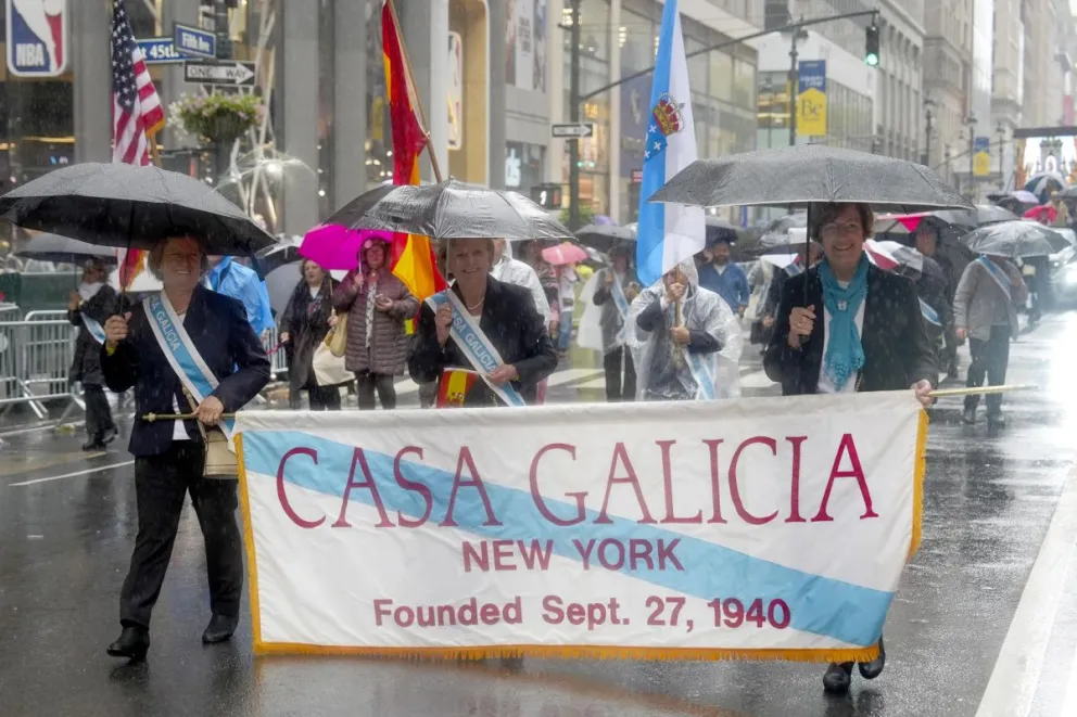 Mujeres sostienen un cartel durante su participación en el Desfile de la Hispanidad este domingo en Nueva York (EE.UU.). EFE/ Angel Colmenares