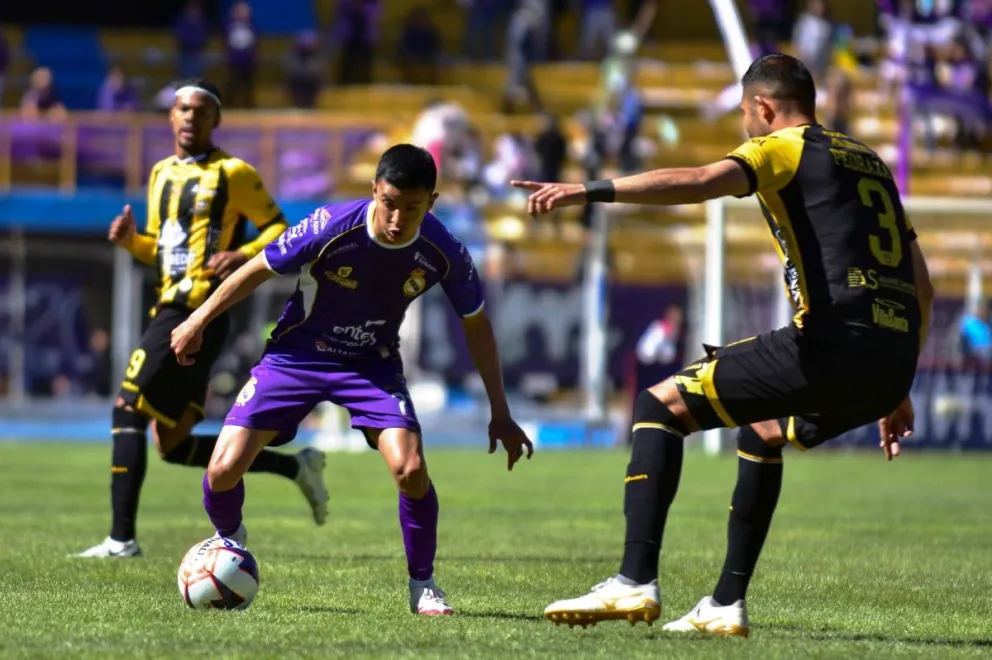 Rojas supera a Jusino en el partido disputado en la Villa Imperial. Foto: APG