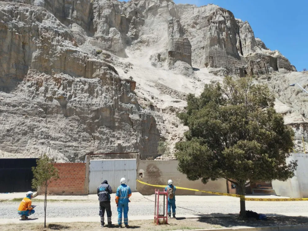 El jefe de la Unidad de Atención de Emergencias, Ramiro Flores, informó este domingo 11 de octubre que, tras una evaluación técnica preliminar, se identificaron pequeños bloques de tierra y roca sueltos en la parte superior de la ladera. Foto: GAMLP