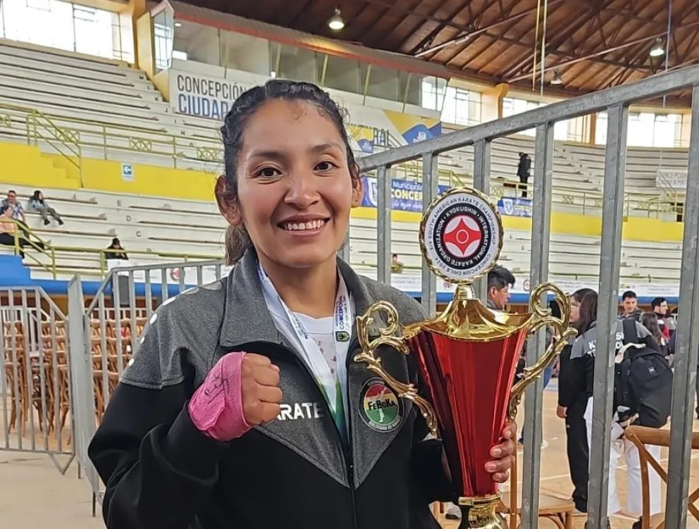 Baptista con su trofeo por el tercer lugar que logró. Foto: Feboka.