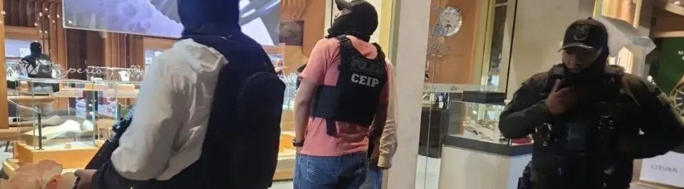 Tras conocer el hecho, efectivos de la Fuerza Especial de Lucha Contra el Crimen (Felcc) y del Centro Especial de Inteligencia Policial (CEIP) se trasladaron hasta el centro comercial para iniciar las investigaciones. Foto: Unitel