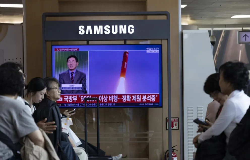 Una pantalla de televisión transmite la noticia del lanzamiento de misiles balísticos por parte de Corea del Norte en una estación de Seúl. Según el Estado Mayor Conjunto surcoreano, Pionyang lanzó varios misiles hacia el mar del Este. Foto: EFE