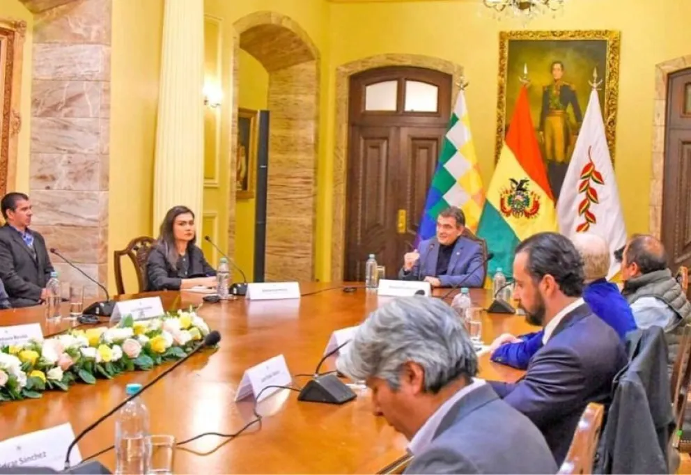 Una reunión anterior entre el presidente Rodrigo Paz y los gobernadores. Foto: ABI