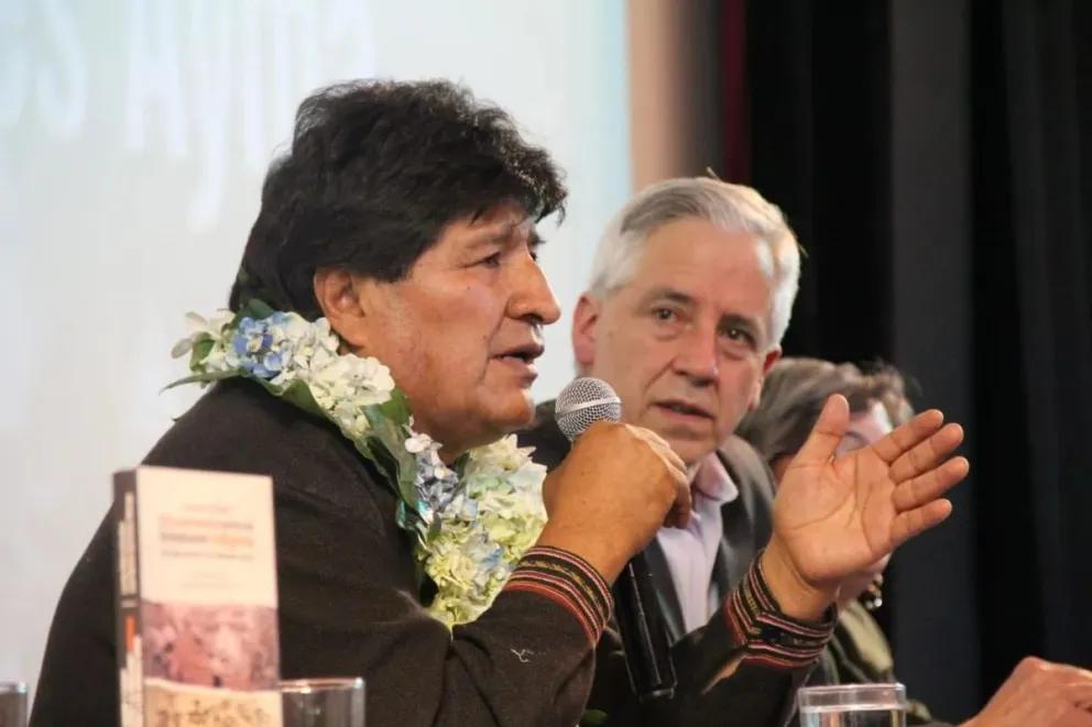 Morales junto a García Linera en una presentación de libro. Foto: Archivo 