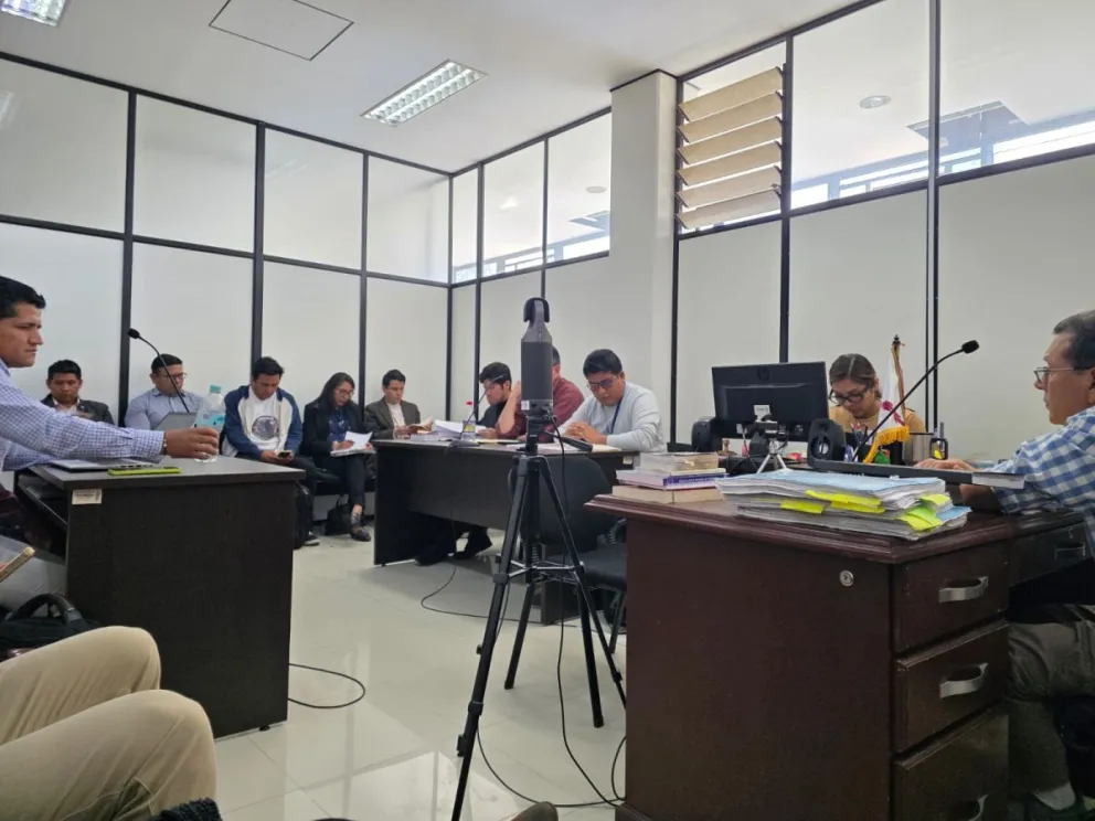 La audiencia se instaló el sábado, pero uno de los acusados no llegó. Foto: Laura Lagrava
