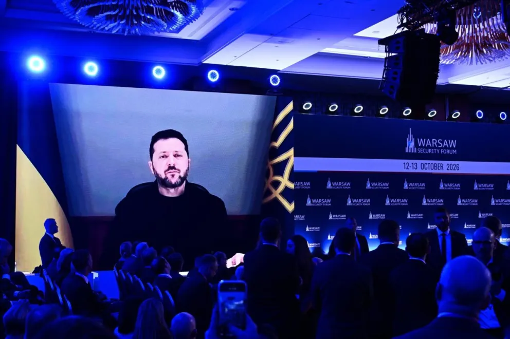 El presidente ucraniano, Volodímir Zelenski (en pantalla), interviene este lunes en la inauguración del Foro de Seguridad de Varsovia, en Varsovia (Polonia). Foto: EFE