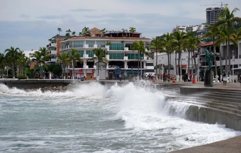 El alto oleaje en una zona de Puerto Vallarta, Jalisco (México). Foto: EFE