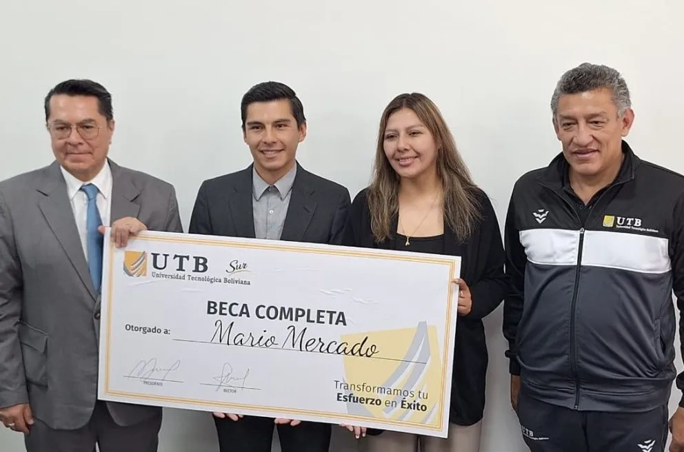 Autoridades de la UTB junto a Mario Mercado en el acto de este lunes. Foto: Edmundo Morales