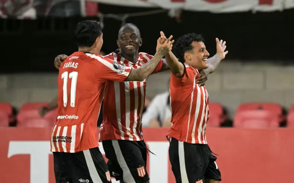 Jugadores de Estudiantes de La Plata celebran la clasificación a semifinales. Foto: Conmebol