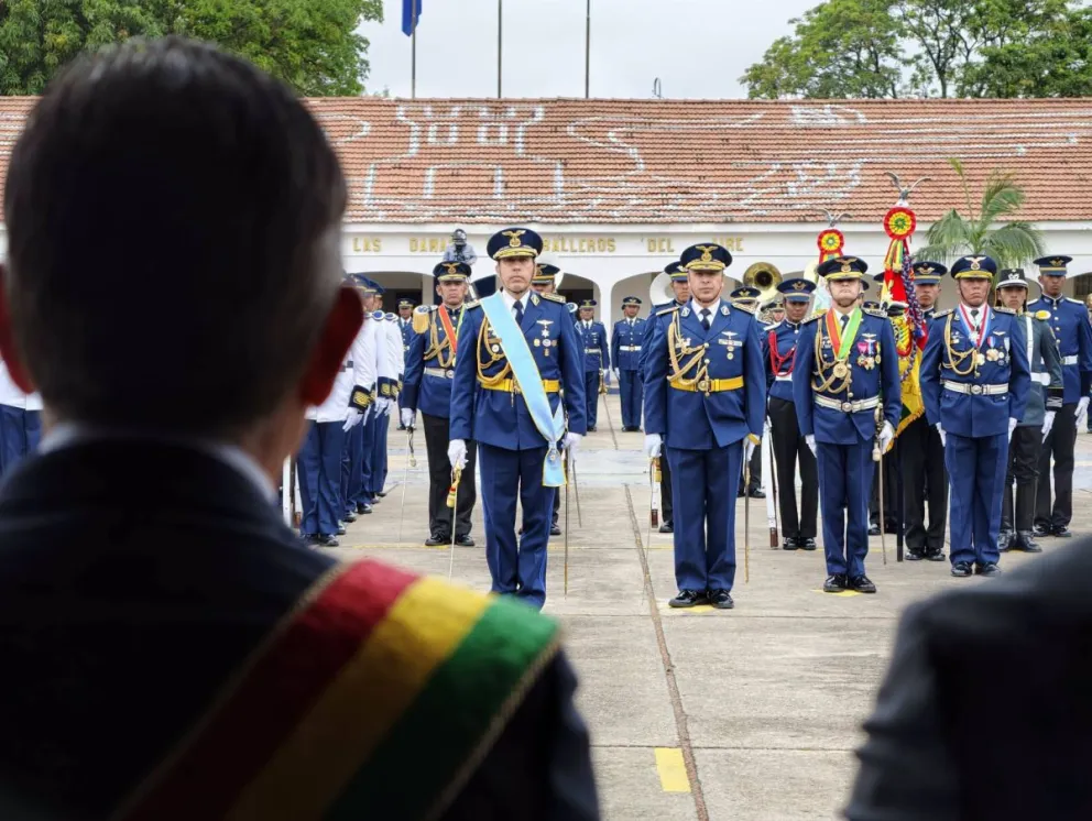 El presidente Rodrigo Paz participó del acto de aniversario de la FAB. Foto tomada de la cuenta en RRSS del presidente Rodrigo Paz
