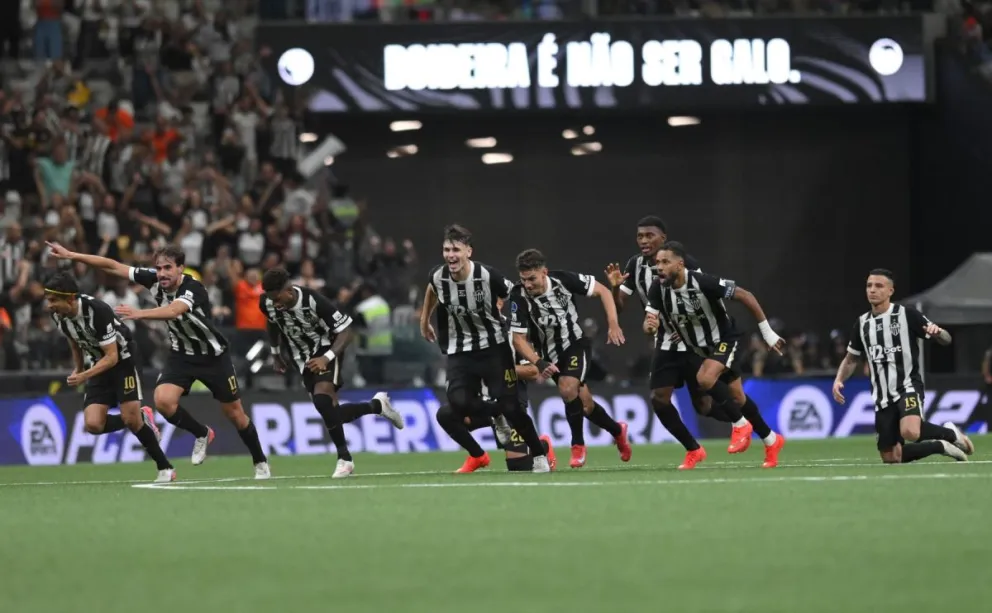 Jugadores de Atlético Mineiro celebran después de conseguir la clasificación. Foto: EFE