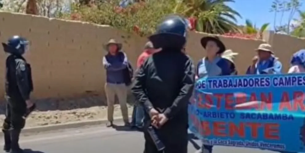 Policías impiden avance de una marcha de campesinos en Cochabamba. Foto: Captura de imagen