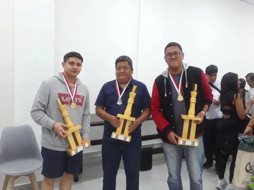 Los premiados del torneo tarijeño. Foto: Federación Boliviana de Ajedrez.