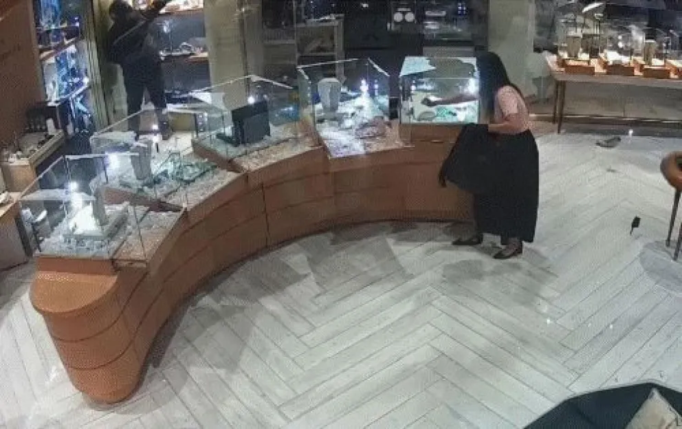 La trabajadora aprehendida abre los mostradores, saca joyas de los exhibidores y las coloca en los bolsos de los asaltantes. Foto: Unitel