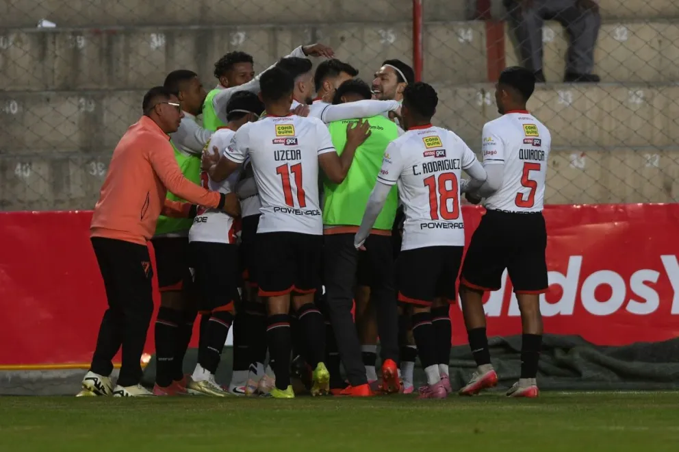 Jugadores de Always festejan uno de sus goles. Foto: APG.