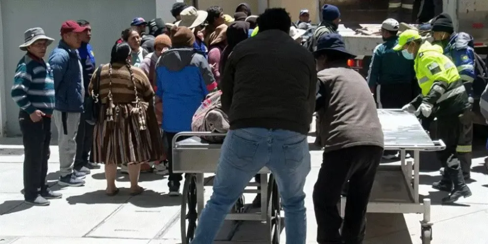 Familiares esperan información en las instalaciones de la morgue de La Paz. Foto: Unitel