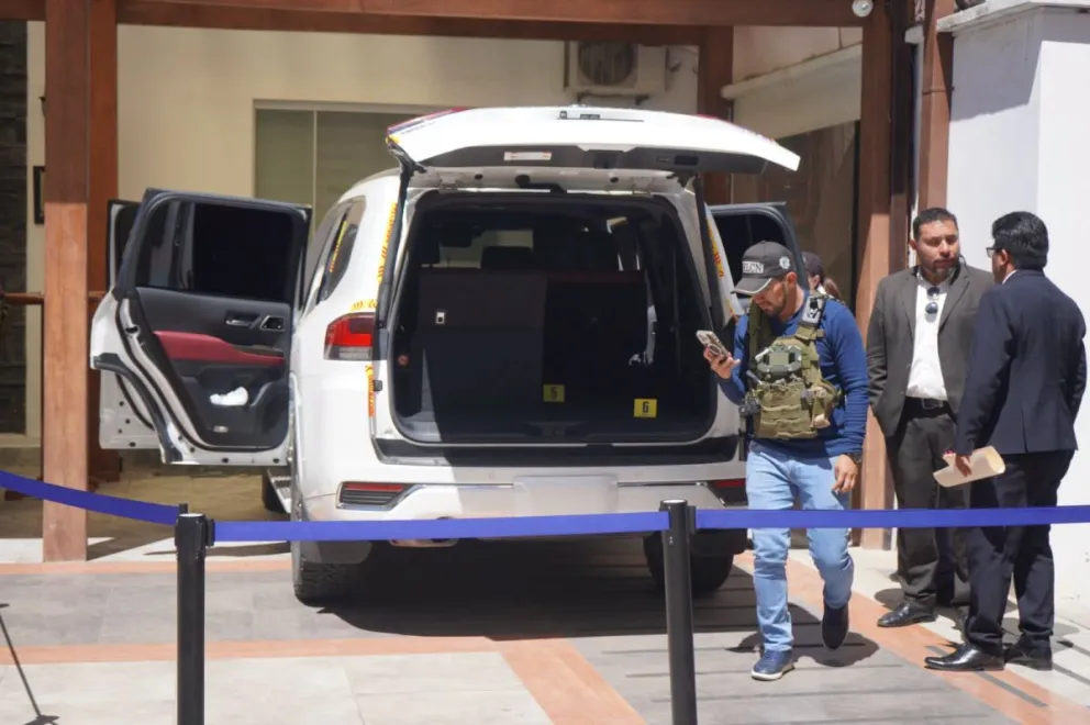 Esta mañana se realizó el desprecintado, registro y requisa de un vehículo blanco de uso institucional que transportaba al exfiscal general del Estado, Roger Mariaca. Foto: FGE