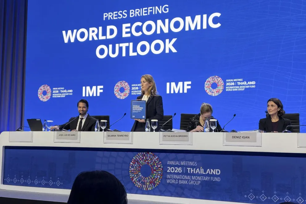 La directora de Investigación del Fondo Monetario Internacional (FMI), Silvana Tenreyro, presenta el informe de perspectivas económicas del organismo en Bangkok, este martes en el Centro de Convencionee Reina Sirikit, Bangkok, Tailandia. Foto: EFE 