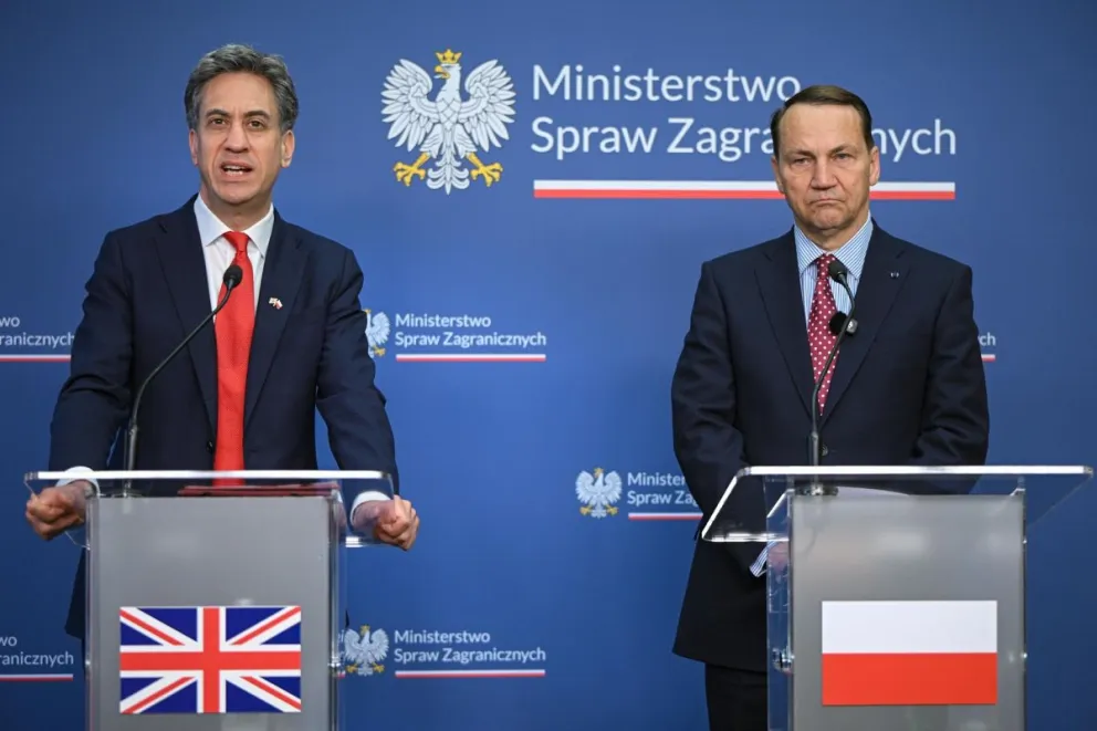 Los ministros de Asuntos Exteriores de Polonia, Radoslaw Sikorski (d), y del Reino Unido, Ed Miliband (i), durante una rueda de prensa tras reunirse en la sede del Ministerio de Asuntos Exteriores en Varsovia, Polonia, el 13 de octubre de 2026. Foto: EFE