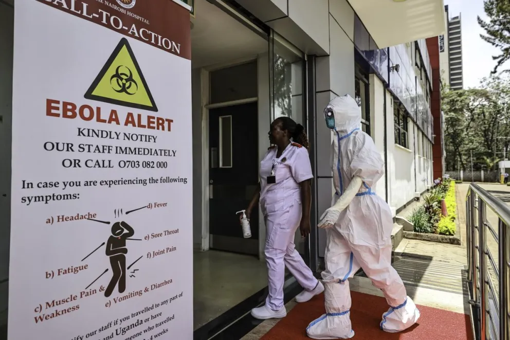 Un trabajador sanitario keniano con equipo de protección individual (EPI) completo, en una unidad de aislamiento designada para el ébola en un hospital de Nairobi. Foto: EFE