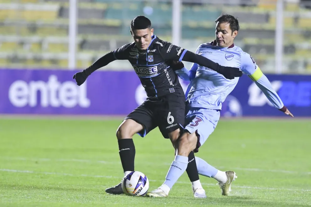 Justiniano (der.) durante el partido frente a Blooming en el Siles. Foto: APG.