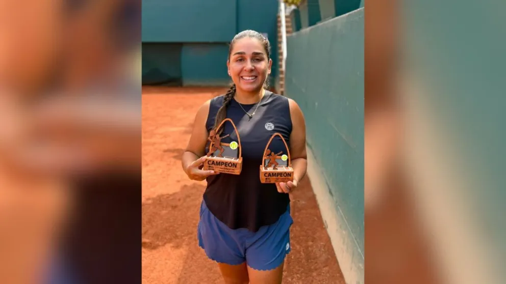 La tenista nacional con sus dos trofeos del torneo peruano. Foto: Yara Virreira.