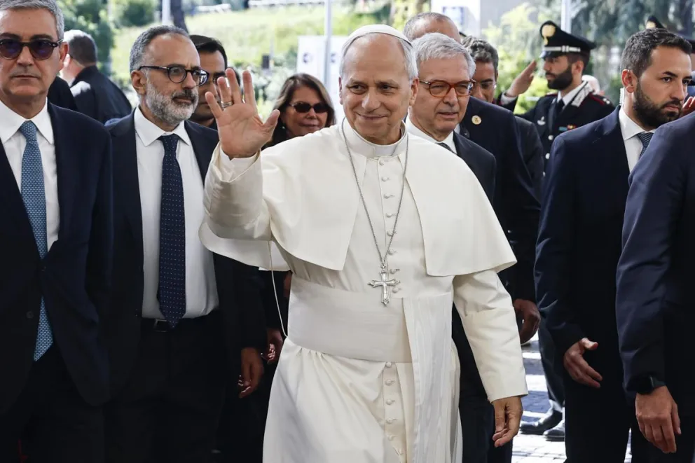 Fotografía del papa León XIV (C) llegando al Hospital Universitario Agostino Gemelli de Roma, Italia. EFE