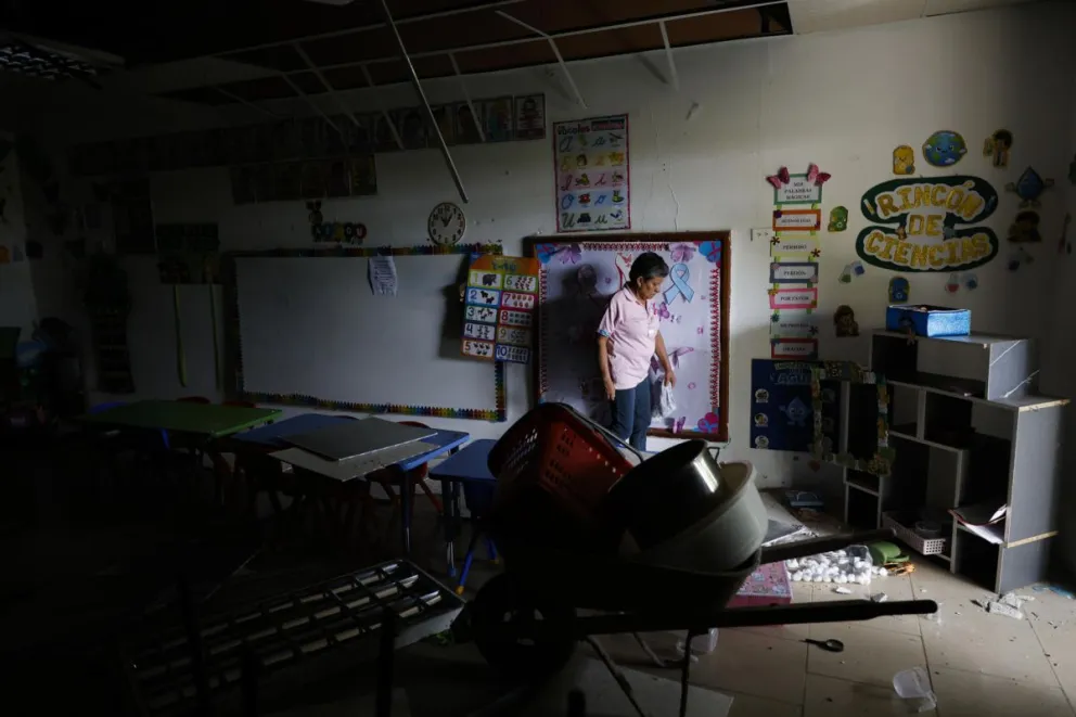 Fulvia Pérez camina este martes entre los escombros ocasionados por el terremoto de magnitud 7,7 del pasado viernes en la escuela La Colorada en La Colorada (Panamá).  Foto: EFE