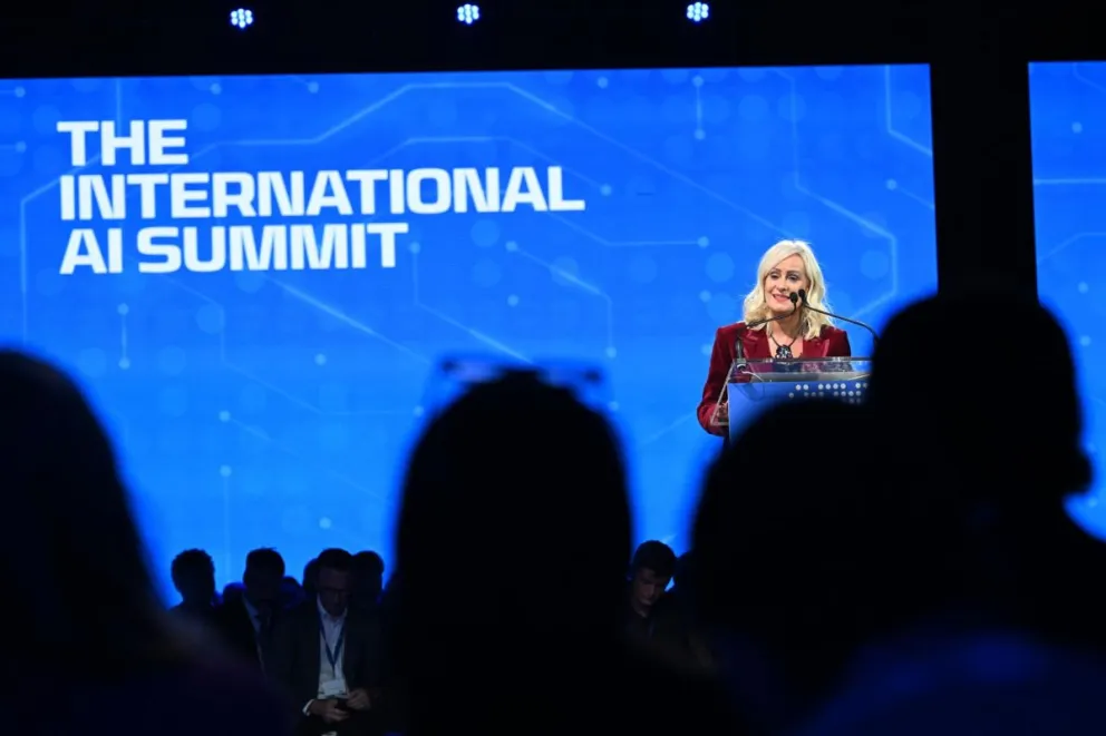 La ministra de Estado irlandesa del Departamento de Empresa, Turismo y Empleo Internacional, Niamh Smyth, pronuncia el discurso ministerial en la Cumbre de IA en la Royal Dublin Society (RDS) en Dublín, Irlanda, el 14 de octubre de 2026. Foto: EFE
