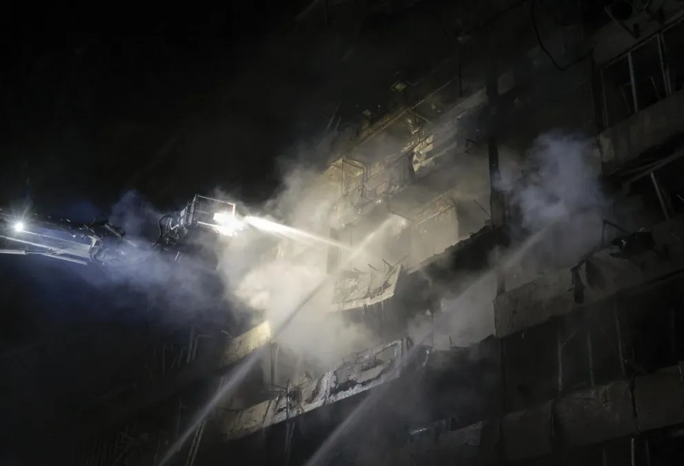 Equipos de rescate ucranianos trabajan en el lugar donde impactó un misil ruso contra un edificio residencial en Kiev (Ucrania). Foto: EFE